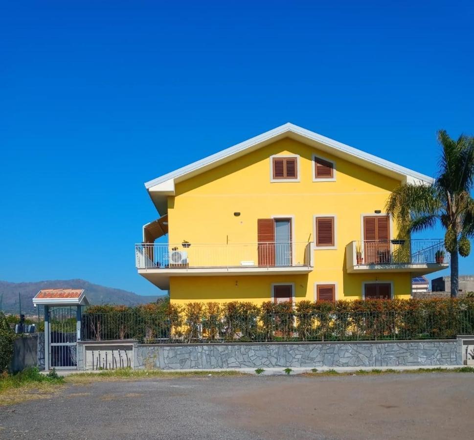 Yellow House Apartment ฟิวเมเฟรดโด ดิ ชิซิเลีย ภายนอก รูปภาพ