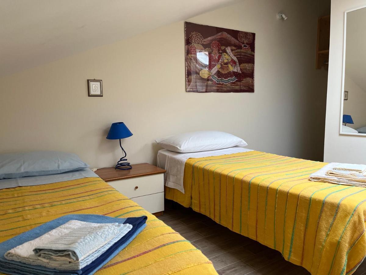 Yellow House Apartment ฟิวเมเฟรดโด ดิ ชิซิเลีย ภายนอก รูปภาพ